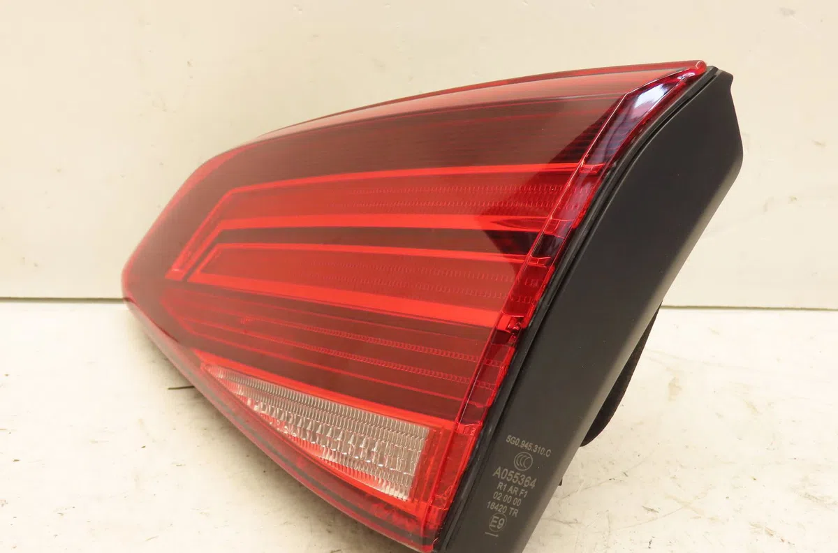 Feu arrière intérieur droit Volkswagen GOLF VII (5G1, BQ1, BE1, BE2) 1.6 tdi (2012-2017) occasion