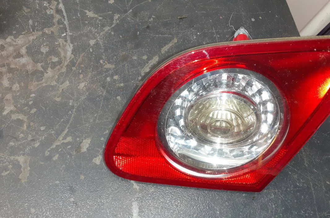 Feu arrière intérieur droit Volkswagen PASSAT B6 (3C2) 1.9 tdi (2005-2010) 4 portes occasion