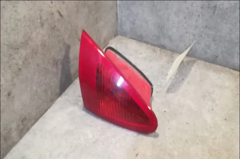 Feu arrière interieur gauche Alfa romeo 147 (937_) 1.6 16v t.spark (937.axa1a, 937.axb1a, 937.bxb1a) (2001-2010) occasio