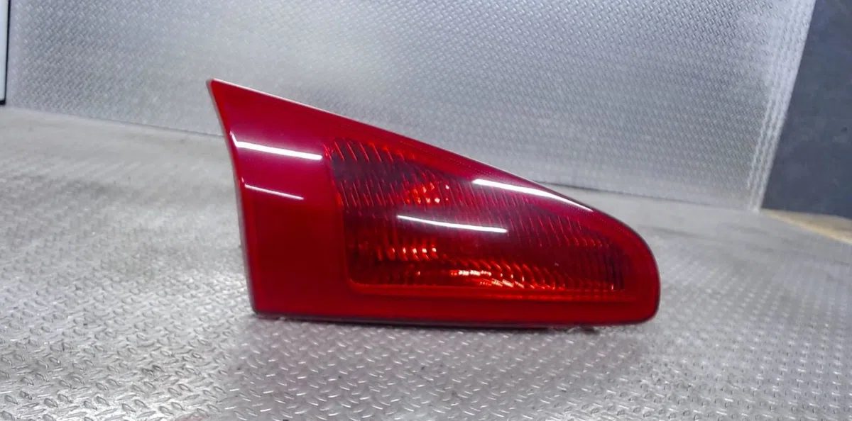 Feu arrière interieur gauche Alfa romeo 147 (937_) 1.6 16v t.spark (937.axa1a, 937.axb1a, 937.bxb1a) (2001-2010) occasio