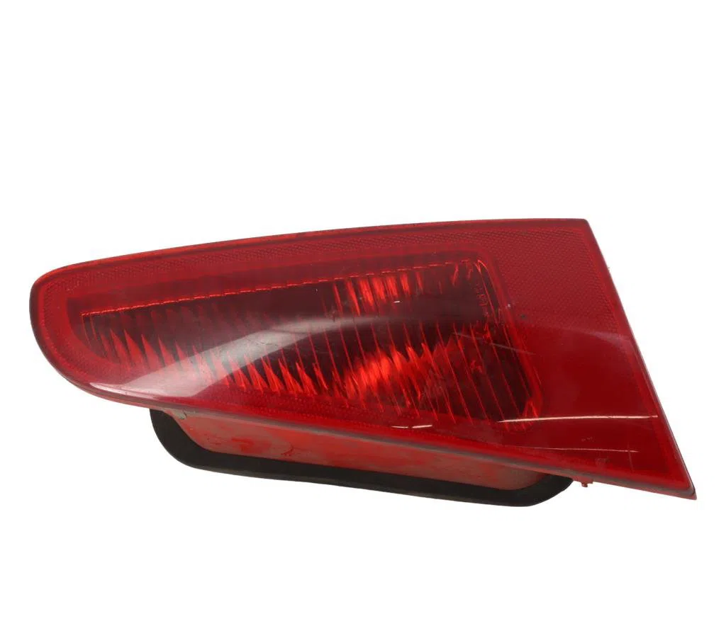 Feu arrière interieur gauche Alfa romeo 147 (937_) 1.6 16v t.spark (937.axa1a, 937.axb1a, 937.bxb1a) (2001-2010) occasio
