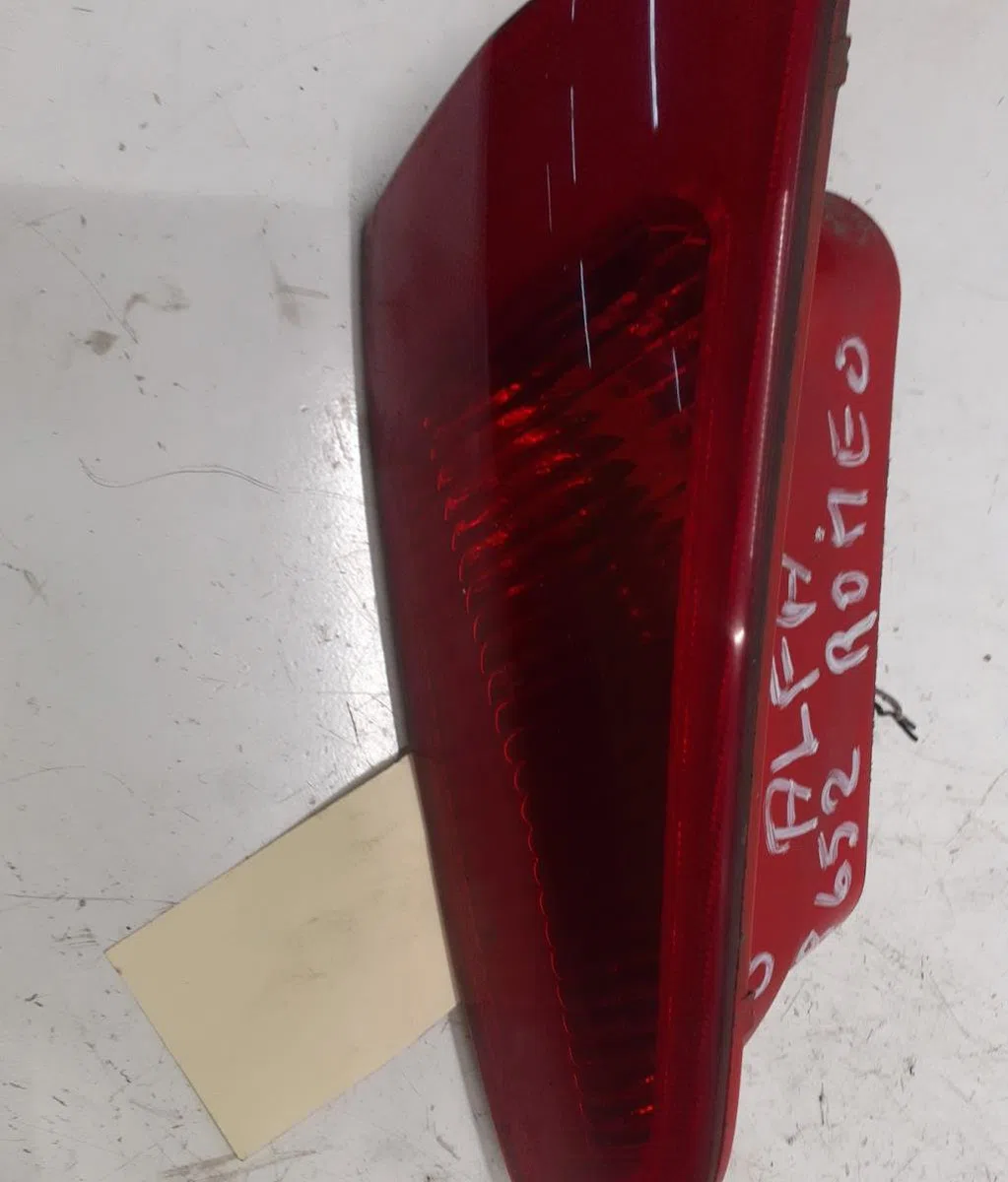 Feu arrière interieur gauche Alfa romeo 147 (937_) 1.9 jtd (937.axd1a, 937.bxd1a) (2001-2010) occasion