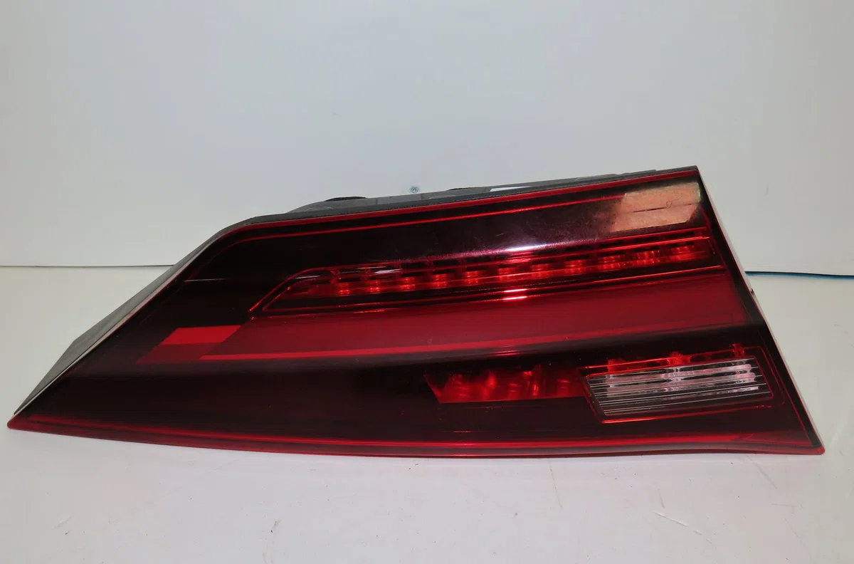 Feu arrière interieur gauche Bmw 1 (F40) 118 d (2019) occasion