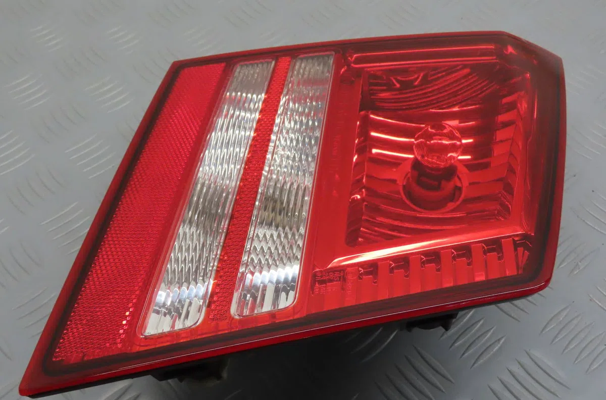 Feu arrière interieur gauche Dodge JOURNEY 2.0 crd (2008) occasion