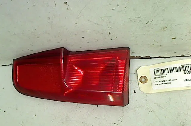 Feu arrière interieur gauche Fiat PUNTO (188_) 1.2 60 (188.030, .050, .130, .150, .230, .250) (1999-2010) occasion
