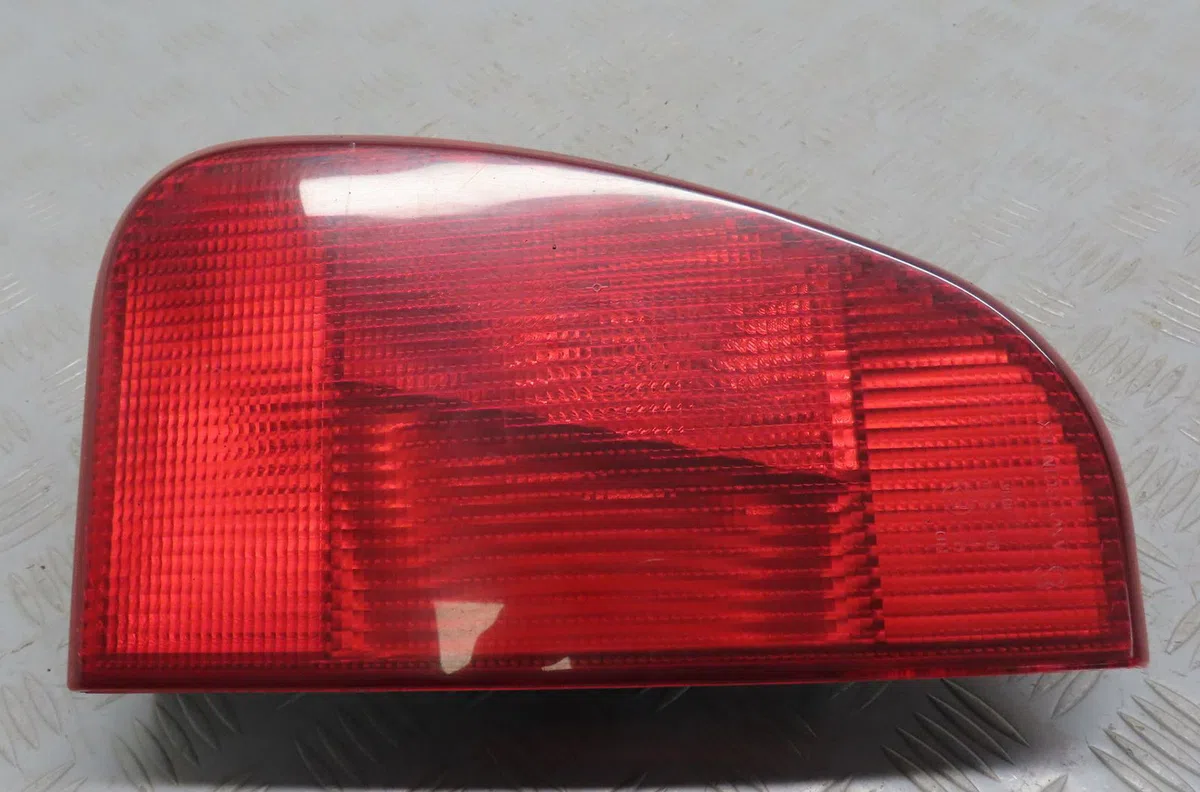 Feu arrière interieur gauche Fiat ULYSSE (220_) 2.0 16v (220aq5) (2000-2002) occasion