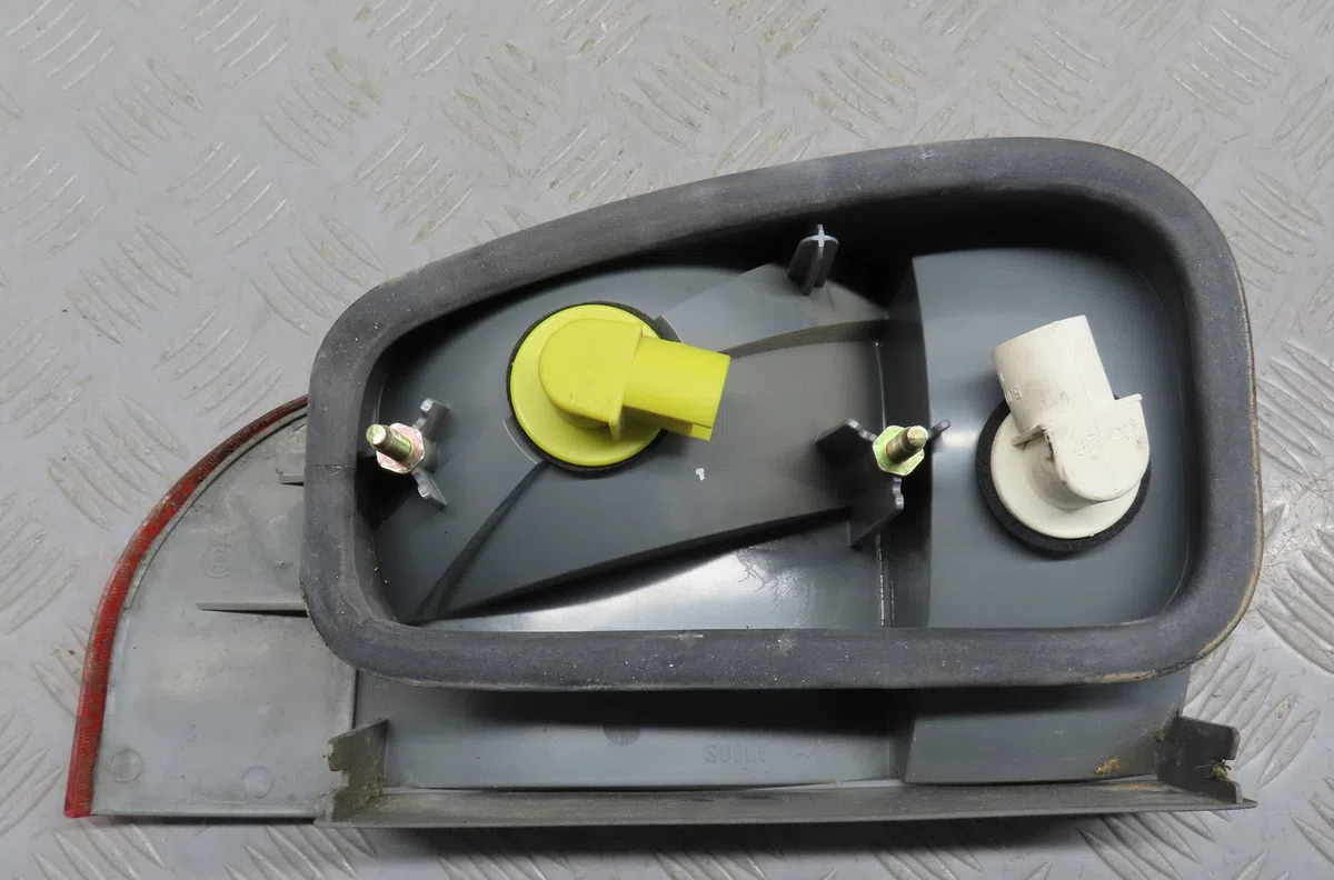 Feu arrière interieur gauche Fiat ULYSSE (220_) 2.0 16v (220aq5) (2000-2002) occasion