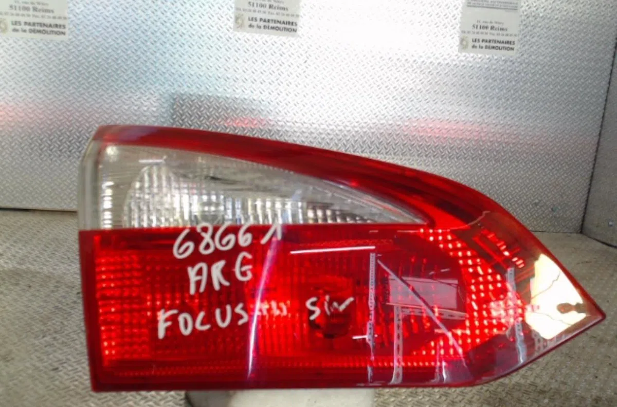 Feu arrière interieur gauche FORD FOCUS 3  FOCUS 3 PHASE 1 BREAK occasion