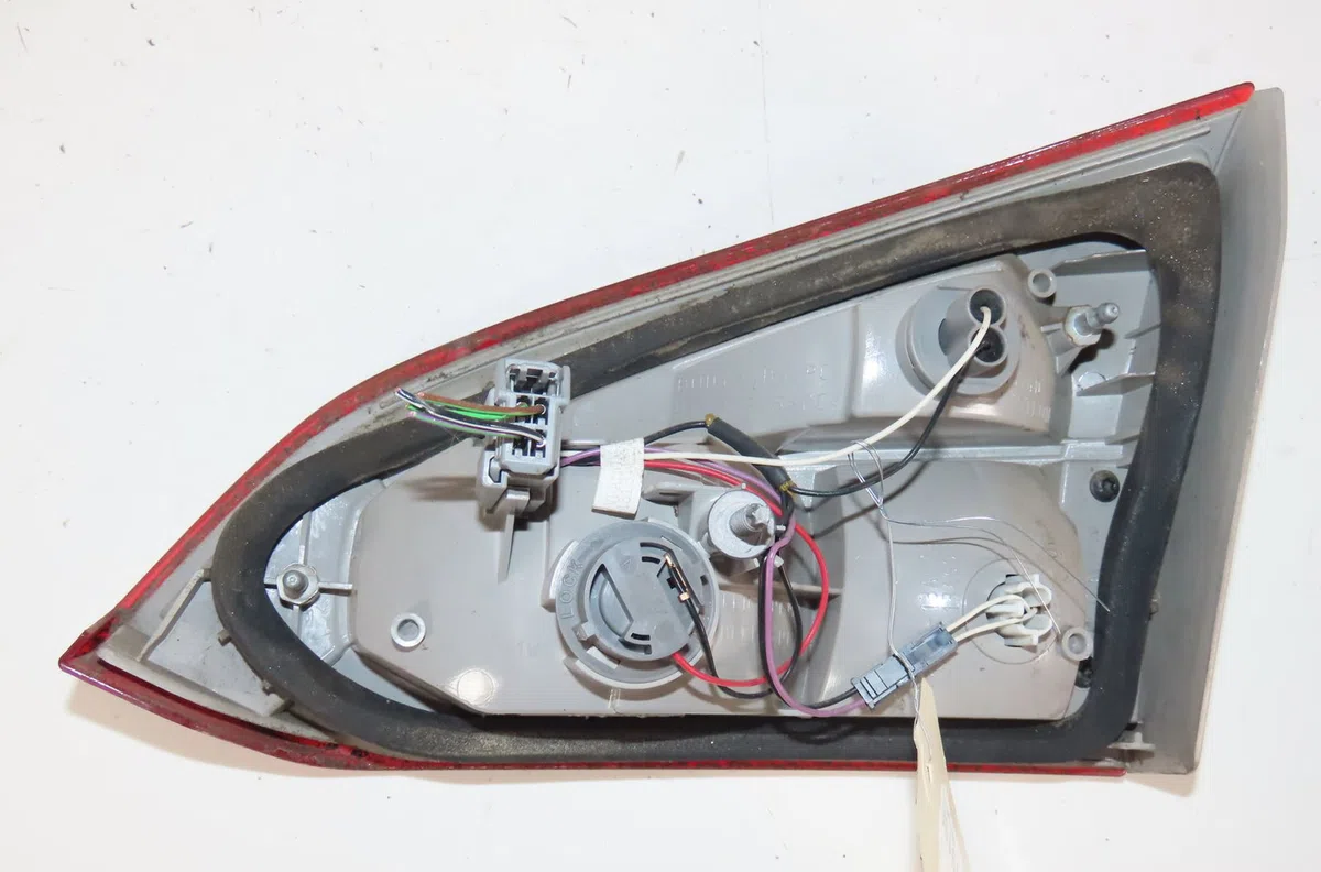 Feu arrière interieur gauche Ford FOCUS III Turnier 2.0 tdci (2010) occasion