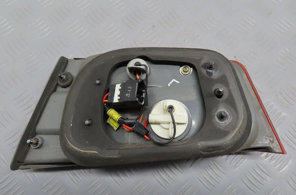 Feu arrière interieur gauche Hyundai SONATA V (NF) 2.0 crdi (2006-2010) occasion