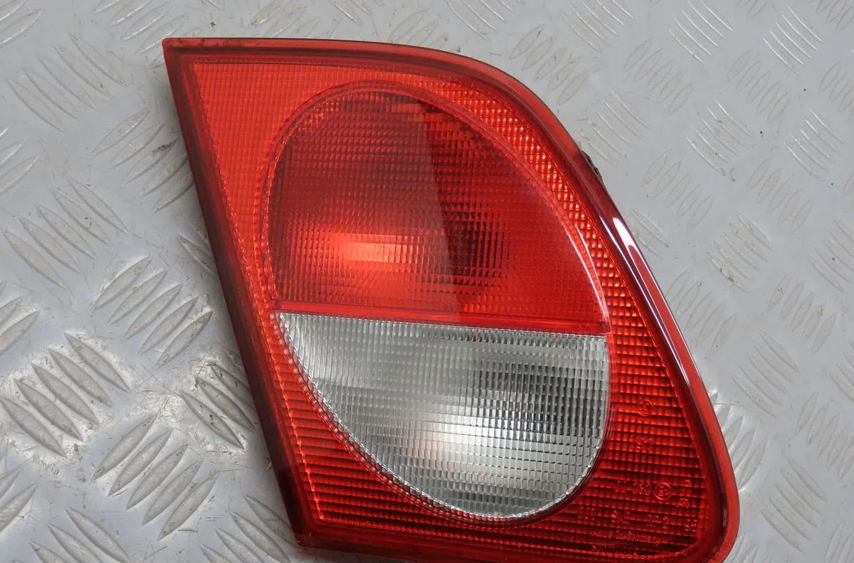 Feu arrière interieur gauche Mercedes-benz CLASSE E (W210) E 320 (210.065) (1997-2002) occasion