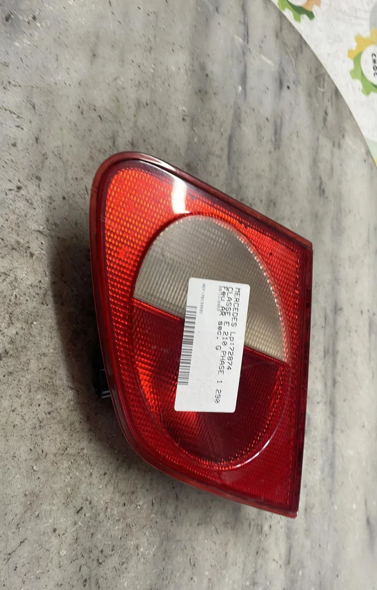 Feu arrière interieur gauche MERCEDES CLASSE E 210 PHASE 1 occasion
