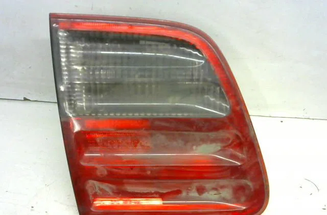 Feu arrière interieur gauche MERCEDES E220 occasion