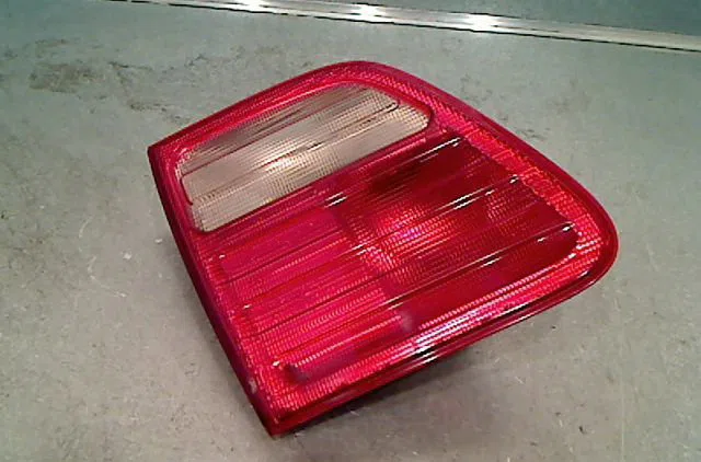 Feu arrière interieur gauche MERCEDES E290 1998 occasion