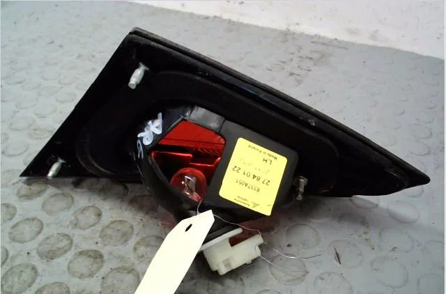 Feu arrière interieur gauche Mitsubishi COLT VI (Z3_A, Z2_A) 1.3 (z21a) (2004-2012) occasion