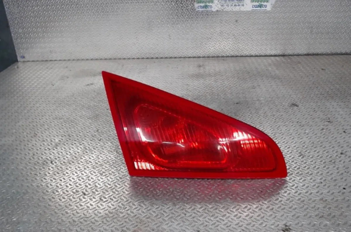 Feu arrière interieur gauche Mitsubishi COLT VI (Z3_A, Z2_A) 1.5 di-d (z39a) (2004-2012) occasion