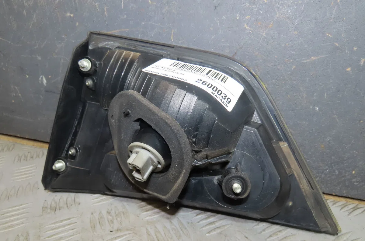 Feu arrière interieur gauche Mitsubishi OUTLANDER II (CW_W) 2.0 di-d (cw8w) (2007-2012) occasion