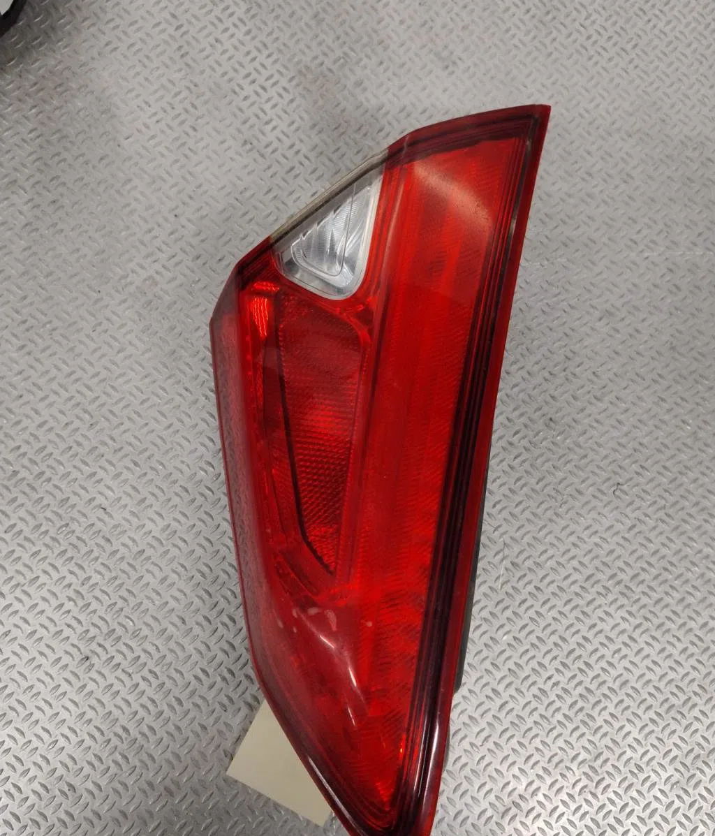 Feu arrière interieur gauche Nissan PULSAR 3-5 portes (C13) 1.5 dci (2014) occasion