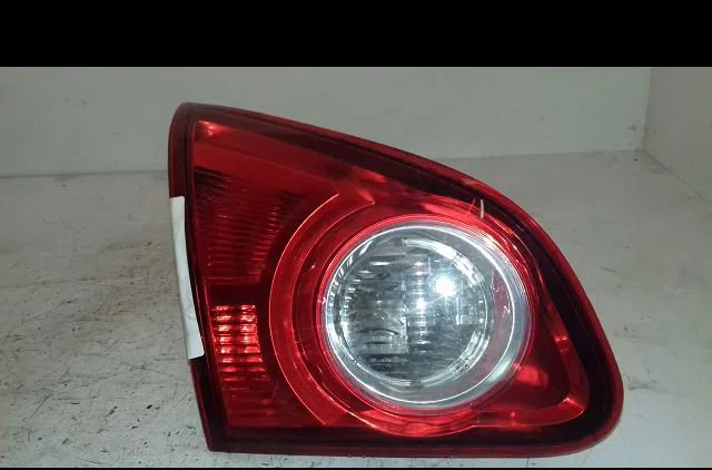 Feu arrière interieur gauche Nissan QASHQAI - QASHQAI 2 I (J10, NJ10, JJ10E) 2.0 dci traction intégrale (2007-2013) 5 po