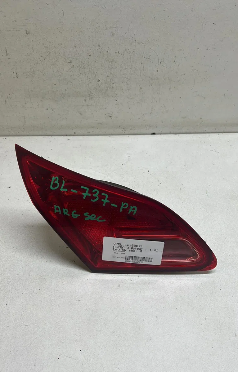 Feu arrière interieur gauche Opel ASTRA J (P10) 1.4 (68) (2009-2015) occasion