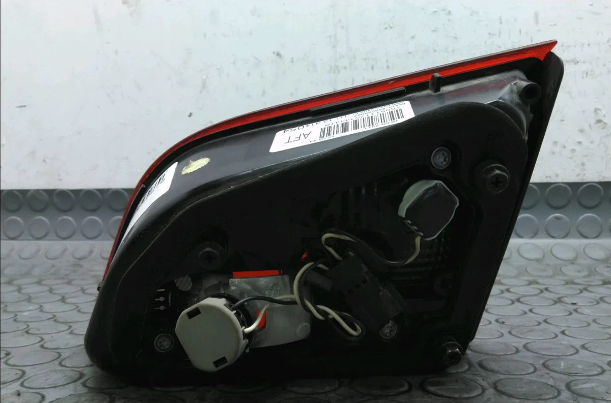 Feu arrière interieur gauche Opel ASTRA J Sports Tourer (P10) 1.7 cdti (35) (2010-2015) occasion