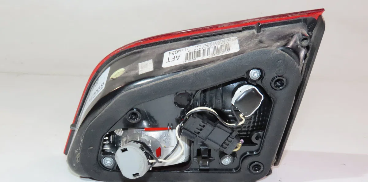 Feu arrière interieur gauche Opel ASTRA J Sports Tourer (P10) 2.0 cdti (35) (2010-2015) occasion