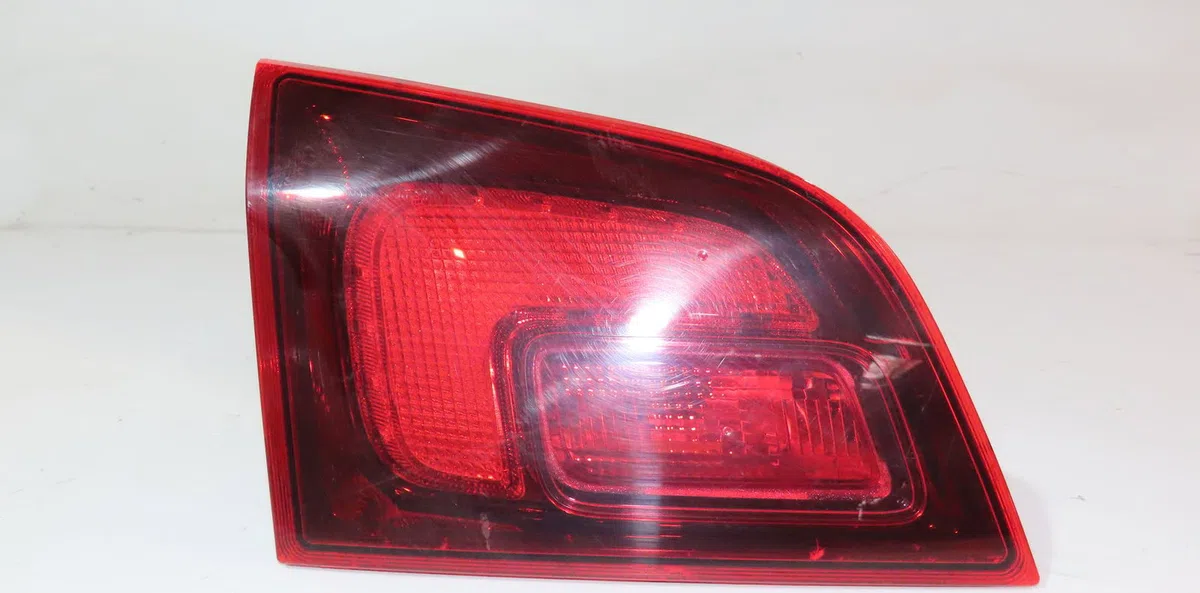 Feu arrière interieur gauche Opel ASTRA J Sports Tourer (P10) 2.0 cdti (35) (2010-2015) occasion