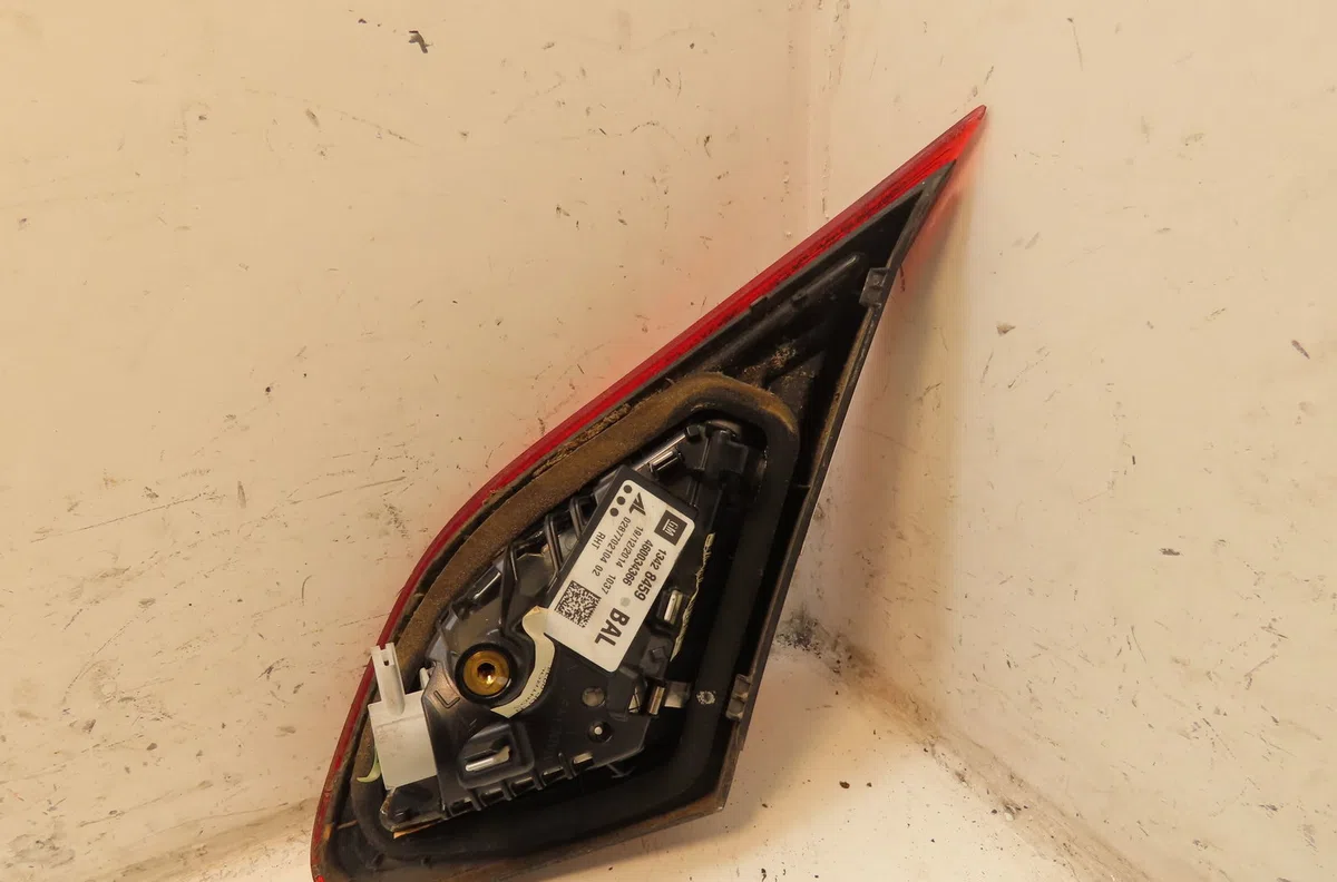 Feu arrière interieur gauche Opel CORSA E (X15) 1.3 cdti (08, 68) (2014) occasion