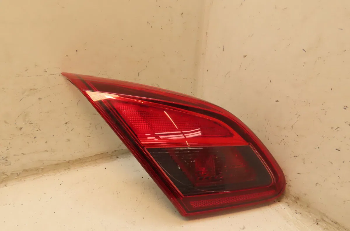 Feu arrière interieur gauche Opel CORSA E (X15) 1.3 cdti (08, 68) (2014) occasion