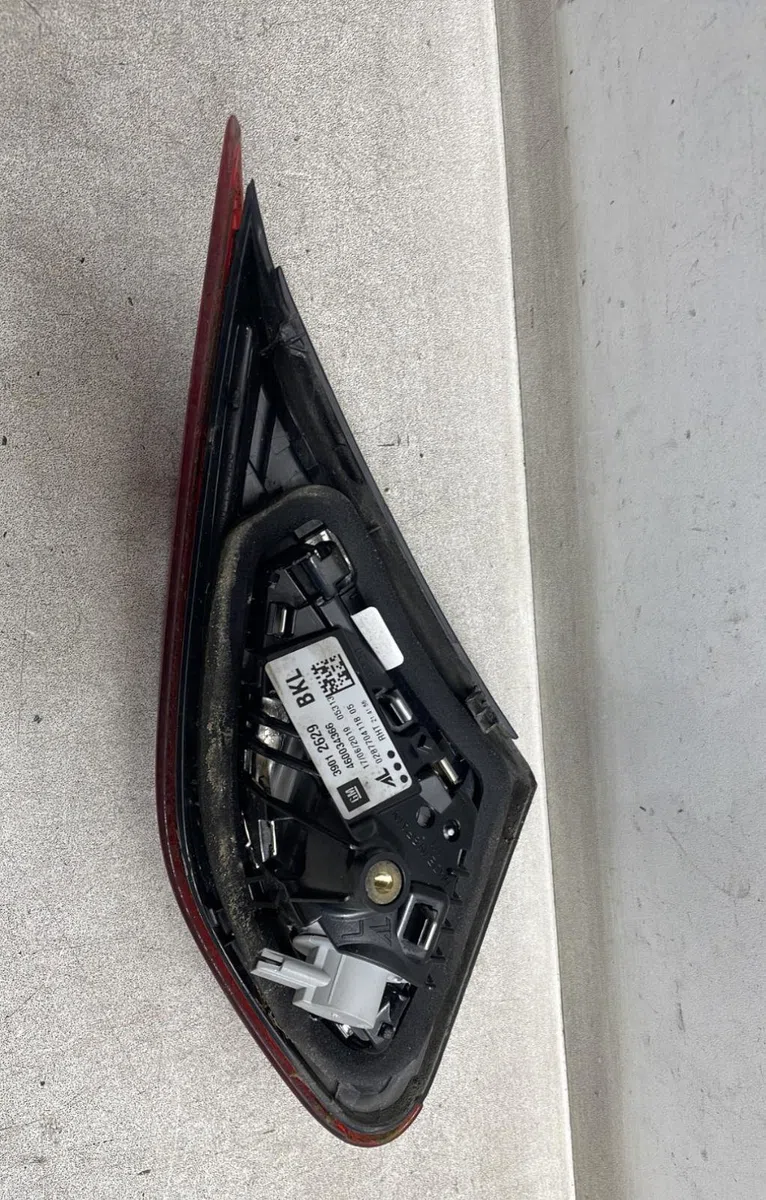 Feu arrière interieur gauche Opel CORSA E (X15) 1.4 (08, 68) (2014) occasion