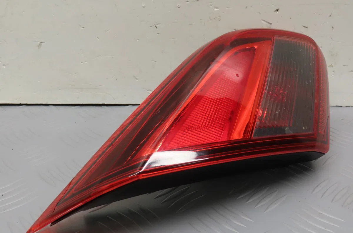 Feu arrière interieur gauche OPEL CORSA V  1.4i 100ch occasion