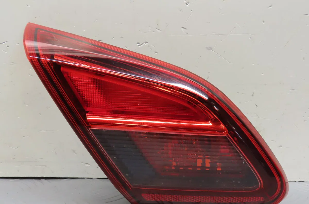 Feu arrière interieur gauche OPEL CORSA V  1.4i 100ch occasion