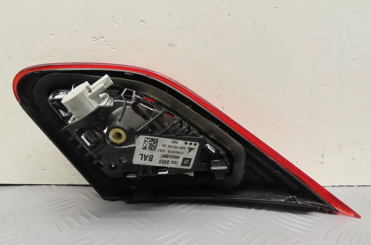 Feu arrière interieur gauche OPEL CORSA V  1.4i 100ch occasion