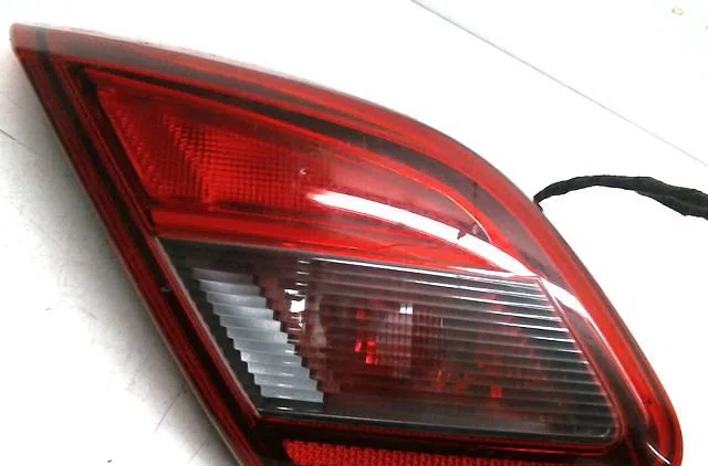 Feu arrière interieur gauche OPEL CORSA V occasion