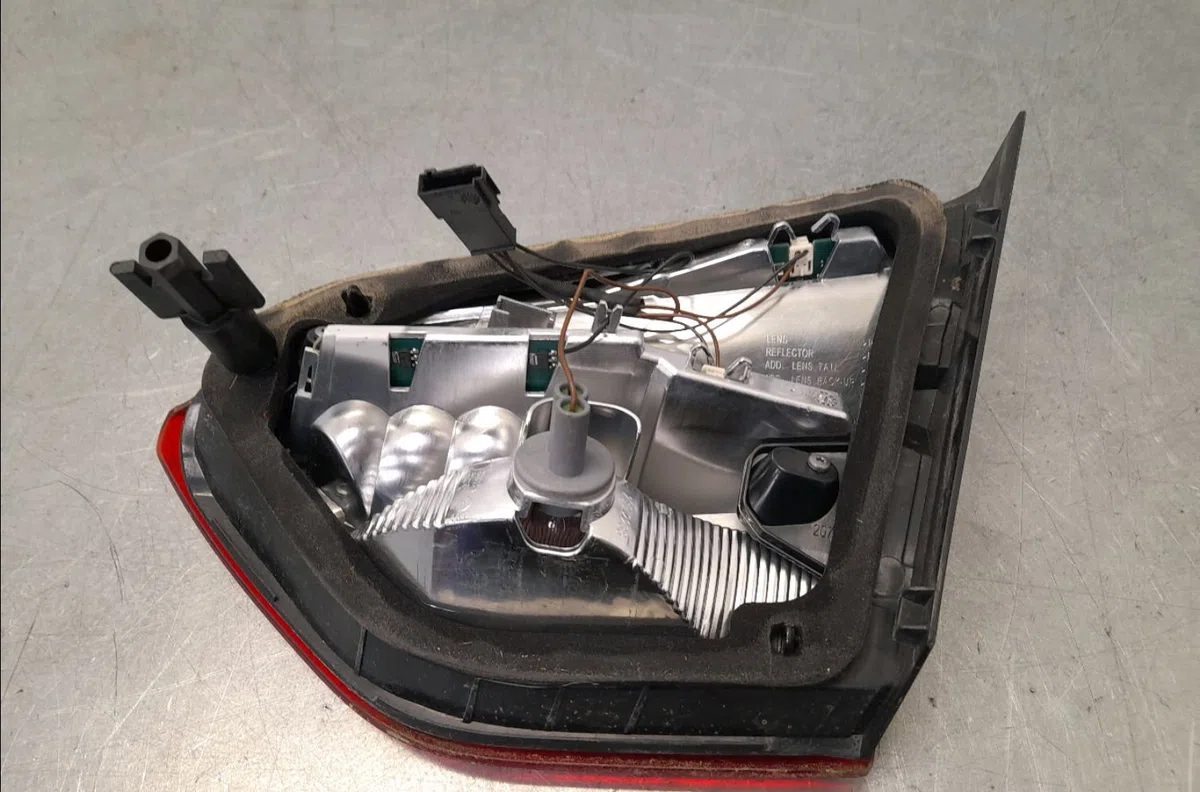 Feu arrière interieur gauche Opel CROSSLAND X - CROSSLAND (P17, P2QO) 1.2 (75) (2017) occasion