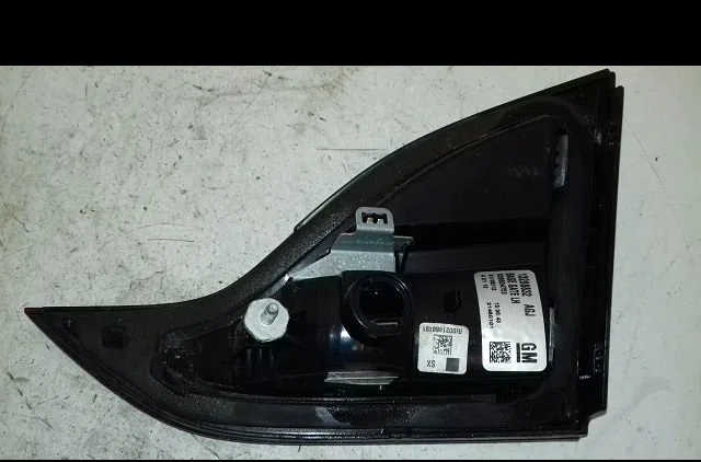 Feu arrière interieur gauche Opel ZAFIRA TOURER C (P12) 2.0 cdti (75) (2011) occasion
