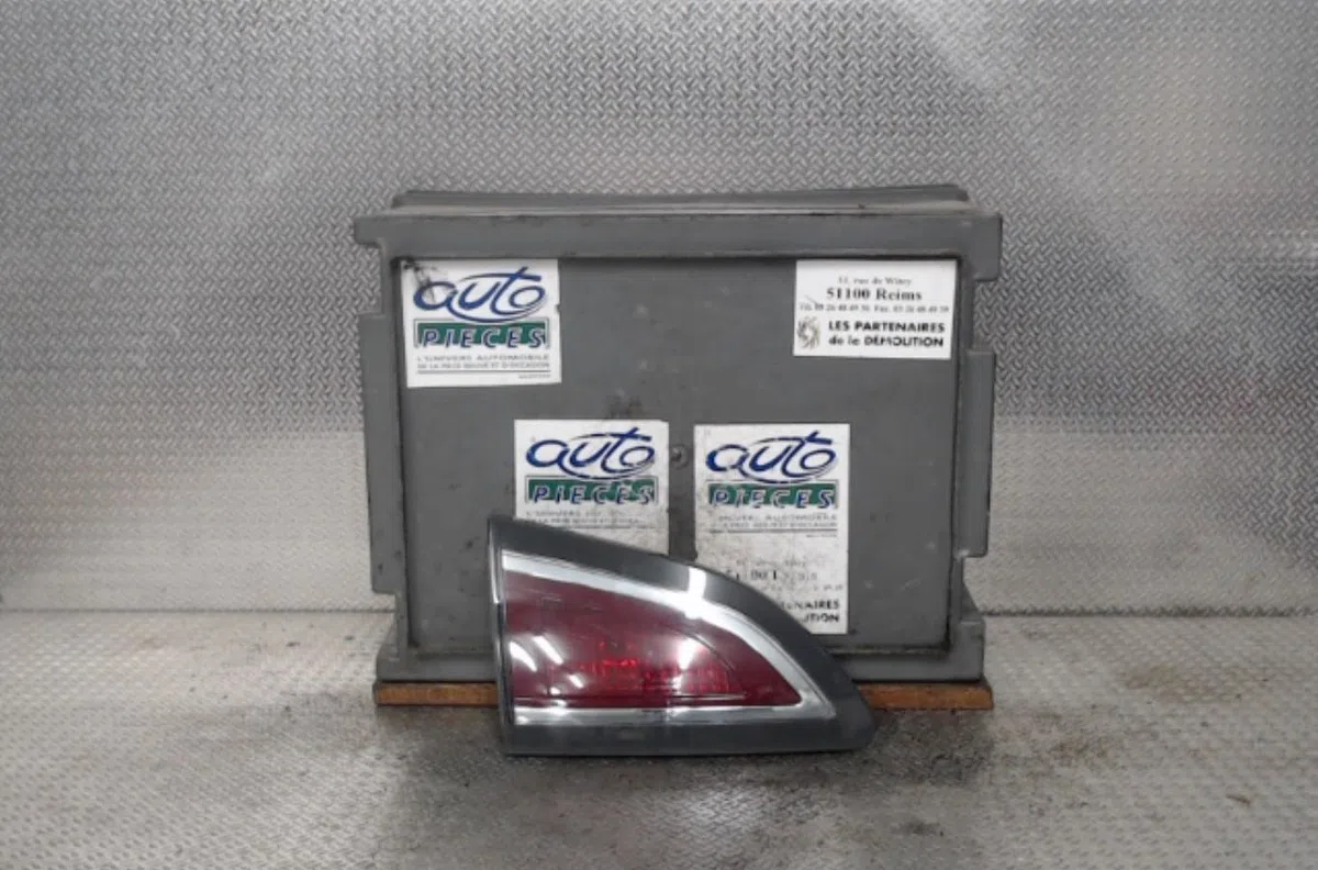 Feu arrière interieur gauche Peugeot 207-207 (WA_, WC_) 1.4 hdi (2006-2015) 5 portes occasion