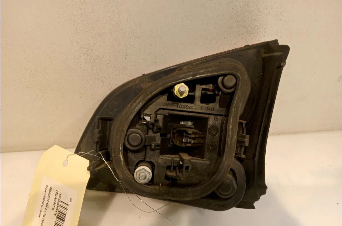 Feu arrière interieur gauche Peugeot 406 Break (8E-F) 2.1 td 12v (1996-2004) occasion