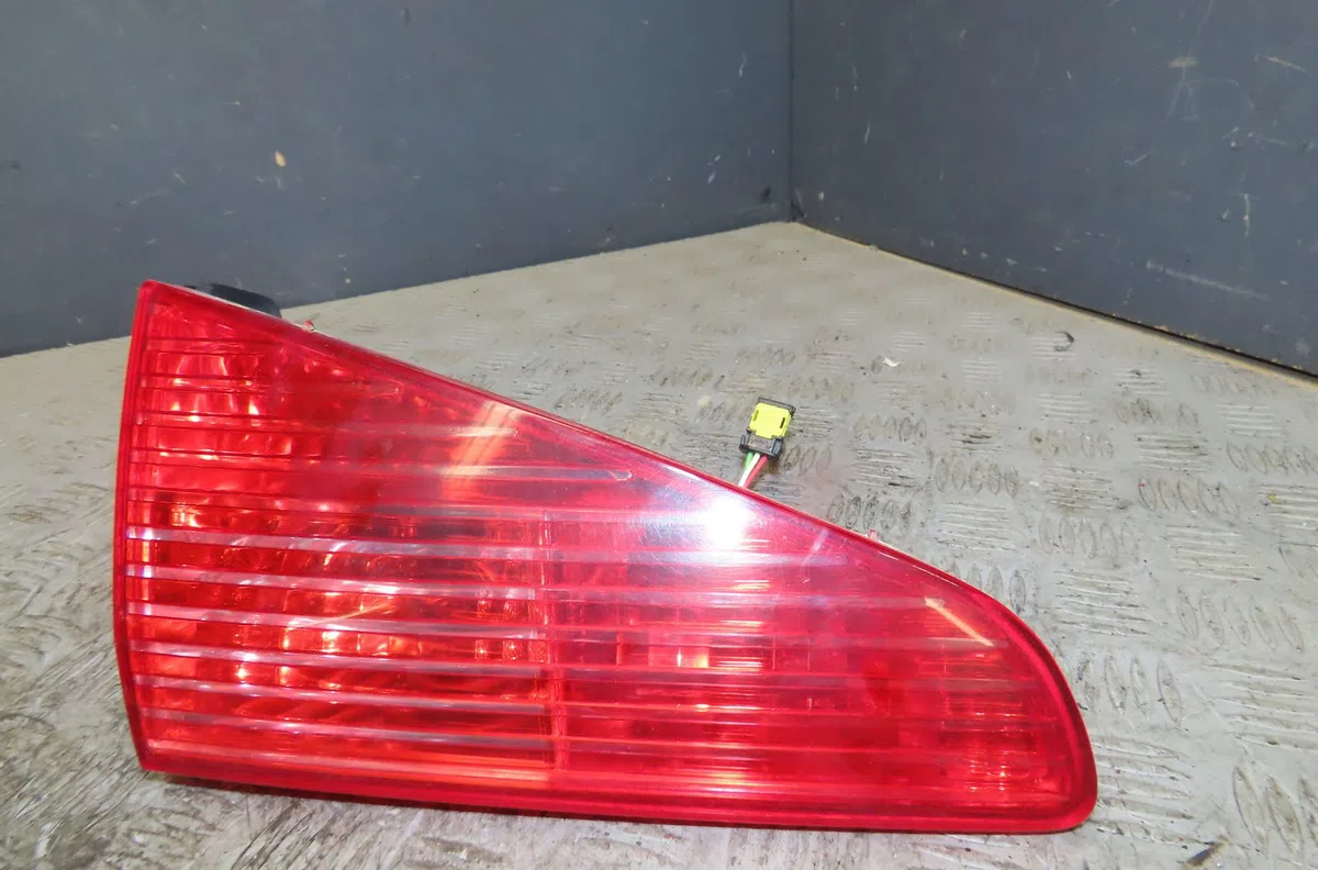 Feu arrière interieur gauche Peugeot 607 (9D, 9U) 2.7 hdi 24v (2004-2011) occasion
