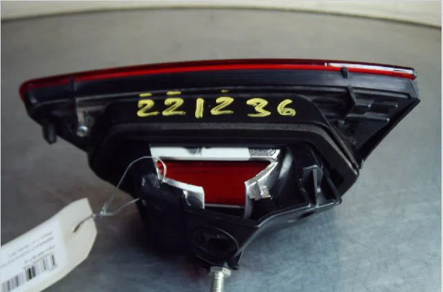 Feu arrière interieur gauche Renault CLIO IV (BH_) 0.9 tce 90 (2012) 5 portes occasion