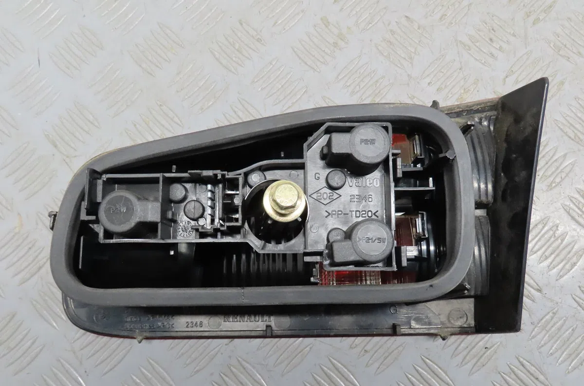 Feu arrière interieur gauche Renault LAGUNA I (B56_, 556_) 1.6 16v (b568, b561) (1997-2001) occasion