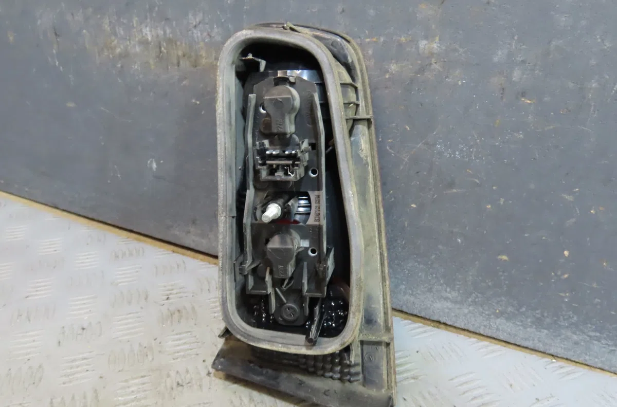 Feu arrière interieur gauche Renault LAGUNA II (BG0-1_) 1.9 dci (bg1a, bg1w, bg0g) (2005-2007) occasion