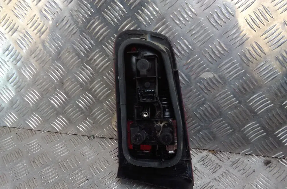 Feu arrière interieur gauche Renault LAGUNA II (BG0-1_) 2.0 16v ide (bg0n) (2001-2007) occasion