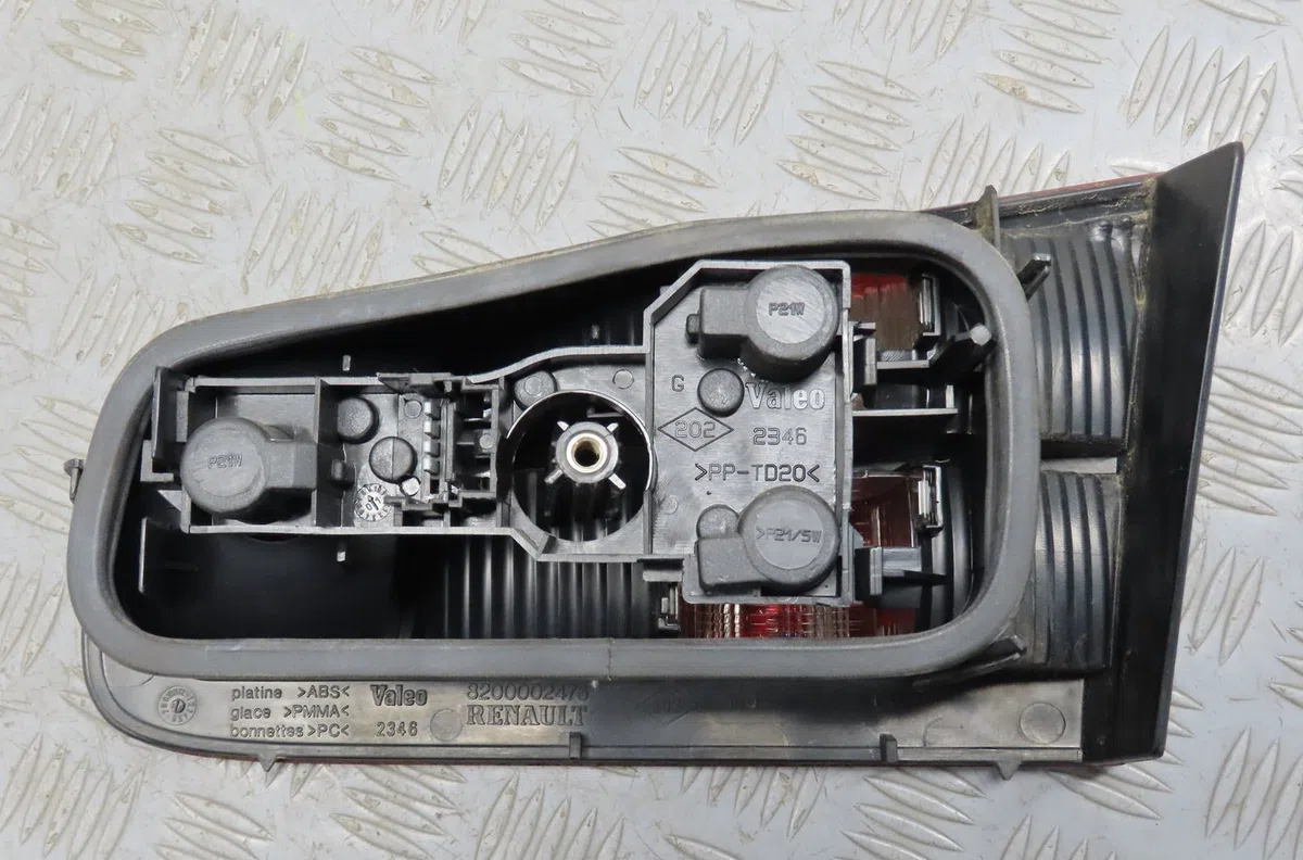 Feu arrière interieur gauche Renault LAGUNA II (BG0-1_) 2.2 dci (2005-2007) occasion