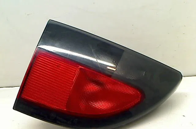 Feu arrière interieur gauche RENAULT MEGANE I 1997 occasion