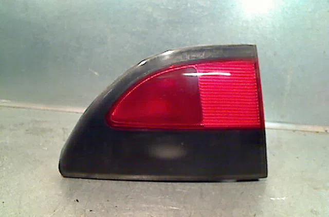 Feu arrière interieur gauche RENAULT MEGANE I Phase 1 11-1995--03-1999 occasion