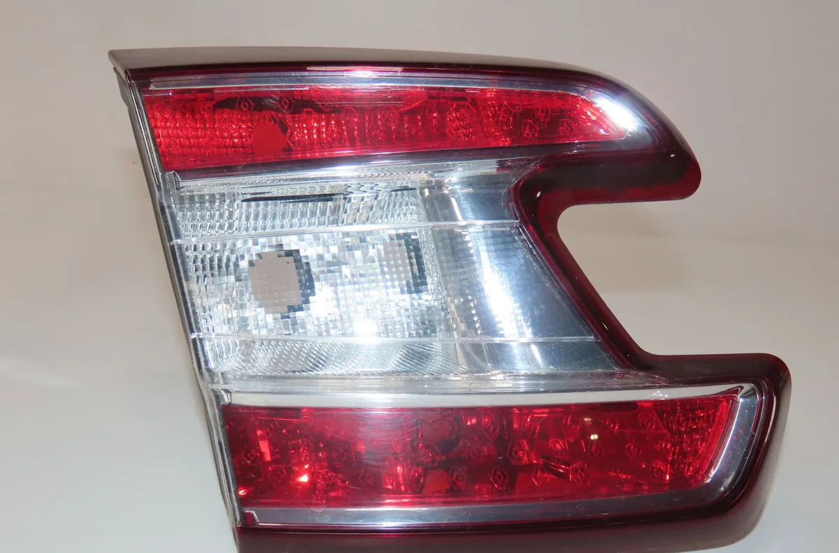 Feu arrière interieur gauche Renault MEGANE III Grandtour (KZ0-1) 1.5 dci (kz09, kz0d, kz1g, kz29, kz14, kz1w, kz10, kz1
