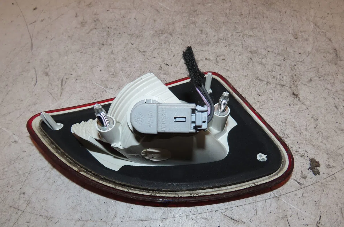 Feu arrière interieur gauche Renault TWINGO II (CN0_) 1.2 16v (cn04, cn0a, cn0b) (2007-2014) 3 portes occasion