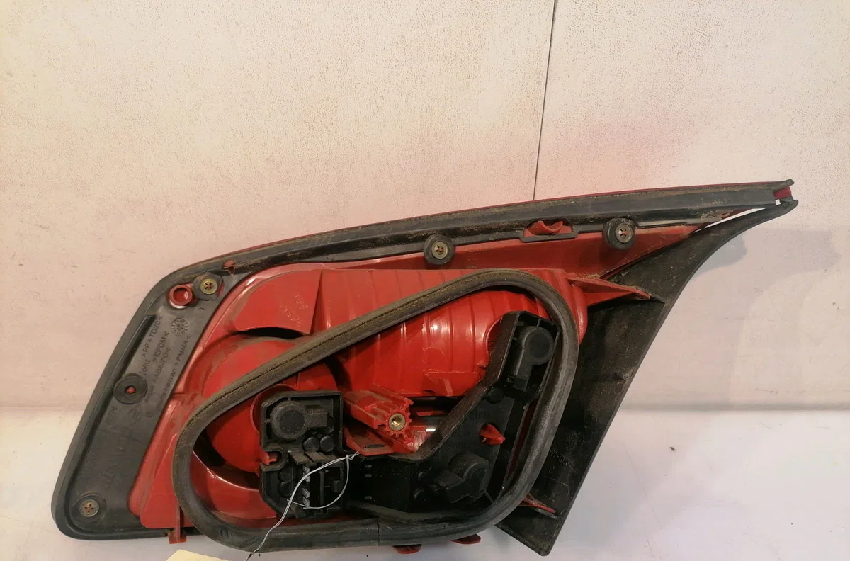 Feu arrière interieur gauche RENAULT VELSATIS 2002 occasion