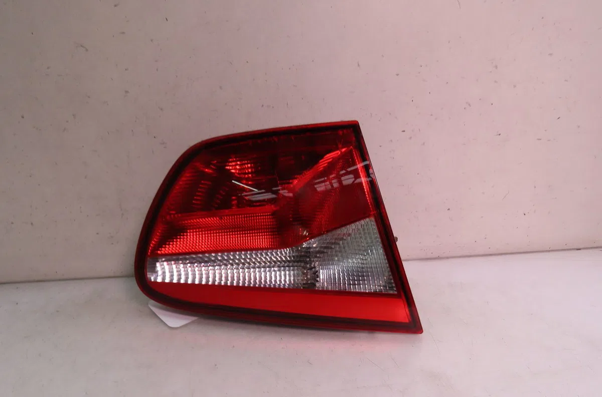 Feu arrière interieur gauche Seat IBIZA IV ST (6J8, 6P8) 1.6 tdi (2010-2015) occasion